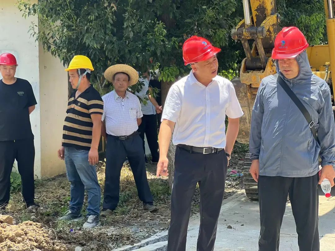 争分夺秒抓抢修，烈日下奋战保供水