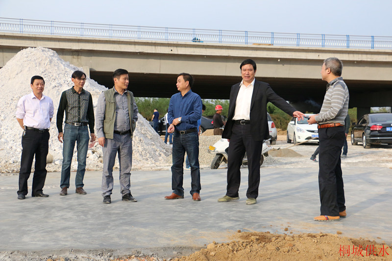 市人大副主任程万友,副市长江学潮深入三水厂建设工地视察指导