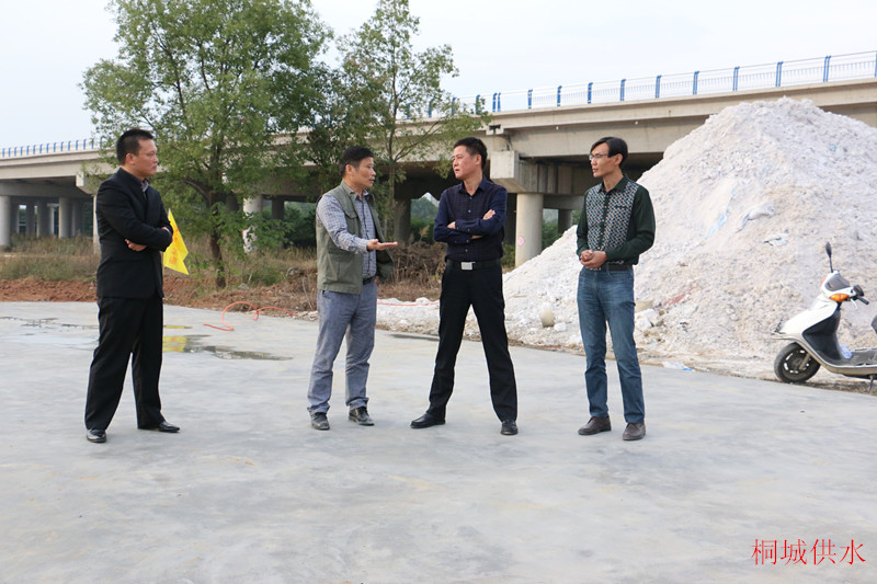 市人大副主任程万友,副市长江学潮深入三水厂建设工地视察指导