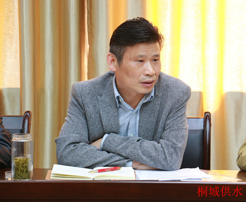 副总经理王丛林宣读了《关于成立市自来水公司脱贫攻坚工作领导小组